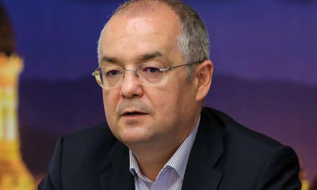 Emil Boc propune un plan de eliminare treptată a restricțiilor în dezacord cu Guvernul