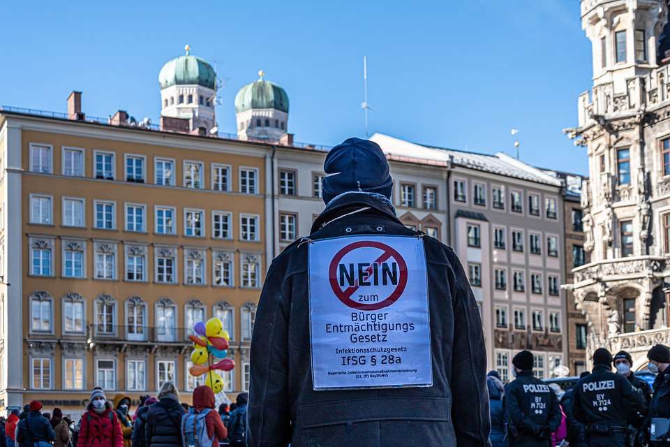 S-au înmulţit protestele împotriva măsurilor anti-pandemie. Omenirea, încotro?