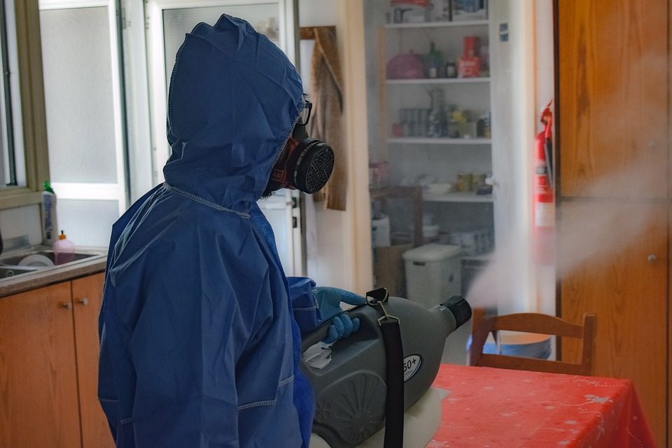 Centrul american pentru Controlul Bolilor transmite că dezinfectarea suprafețelor ca protecție anti-COVID este mai degrabă “spectacol”