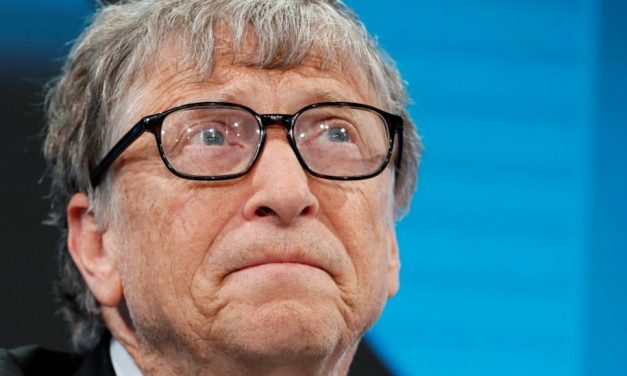 Bill Gates îndeamnă guvernele lumii să PEDEPSEASCĂ pe oricine se opune online măștilor și vaccinurilor