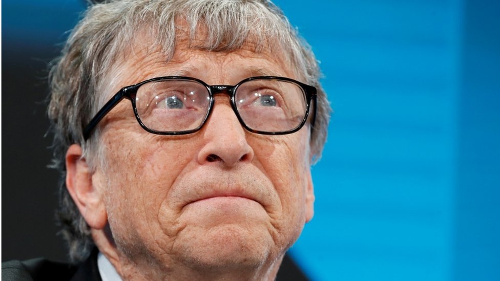Bill Gates îndeamnă guvernele lumii să PEDEPSEASCĂ pe oricine se opune online măștilor și vaccinurilor