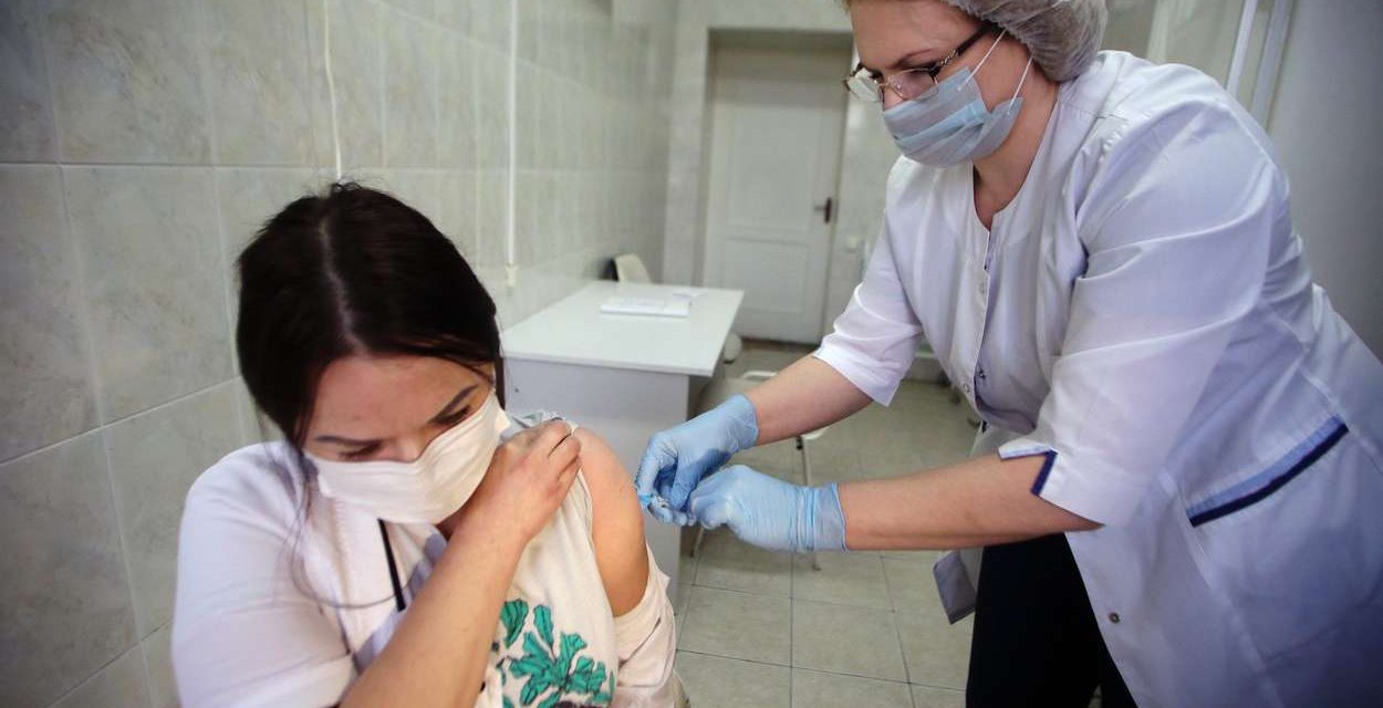 Primele date din România privind infectarea persoanelor vaccinate indică o protecție a vaccinului de circa 41%