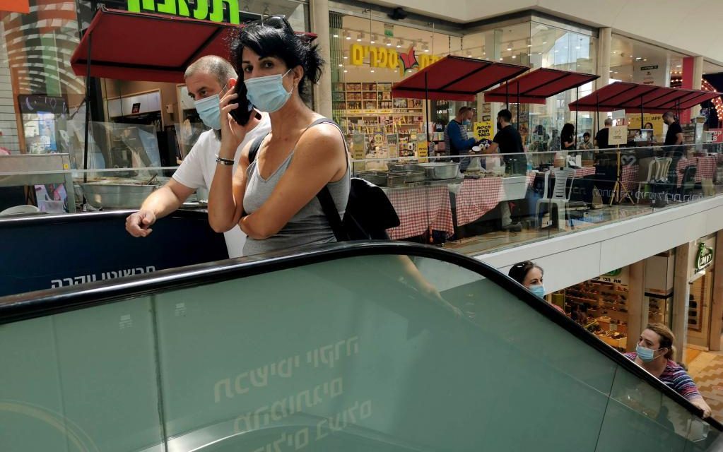Israelul reintroduce obligația de a purta mască în interior pe fondul unor noi temeri de virus