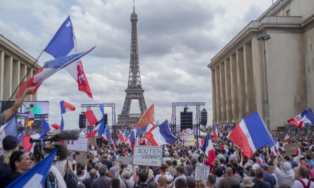 160.000 de francezi au protestat împotriva pașaportului sanitar și obligativității vaccinării / Proteste violente au avut loc și în Grecia, Italia