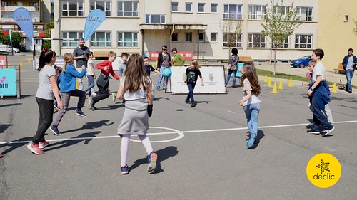 Petiție pentru dreptul copiilor de a bate mingea: Scoateți lacătul de la curtea școlii!