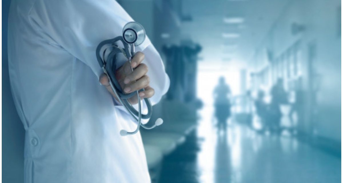 Vaccinarea impusă medicilor prin transferul la salariat a costului testelor PCR, încalcă Constituția și legislația europeană. Vezi ce drepturi sunt încălcate.