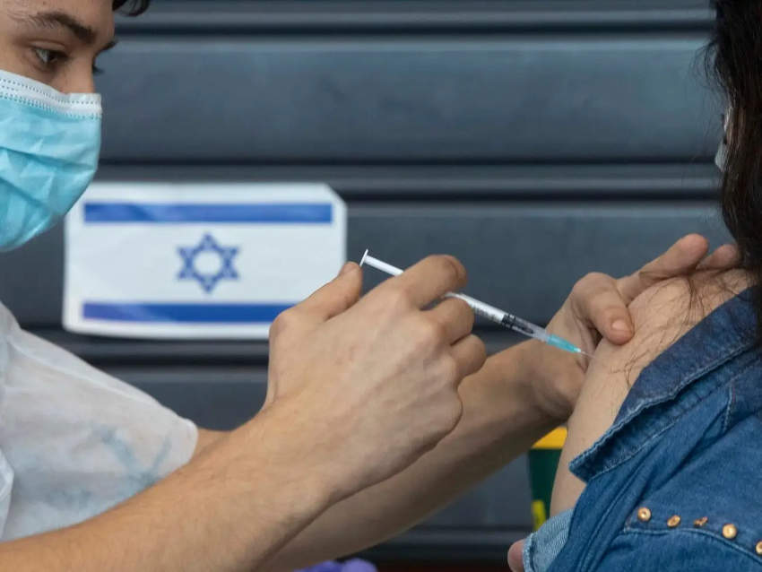 Buclă de timp – Israel vaccinează cu a treia doză de Pfizer adulții vulnerabili