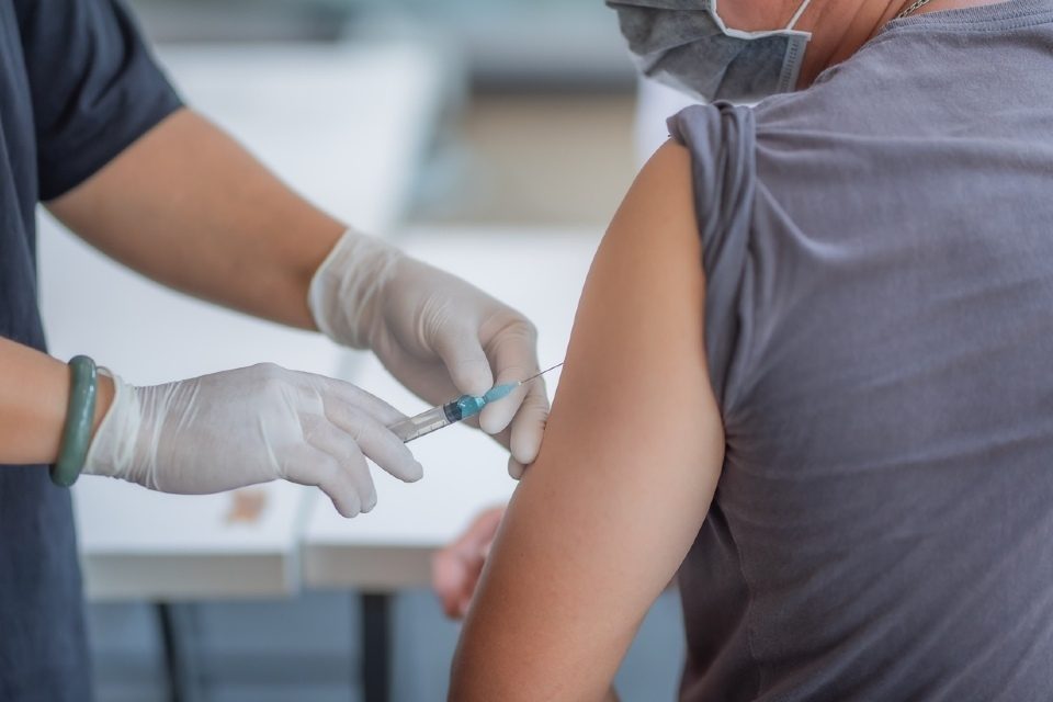 Comisia de Vaccinare din Mare Britanie: Imunizarea naturală a copiilor și adolescenților e preferabilă față de riscul vaccinării
