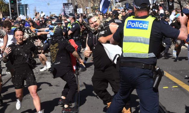 Proteste violente anti covid pe străzile marilor orașe din Australia cu sute de arestați, amendați