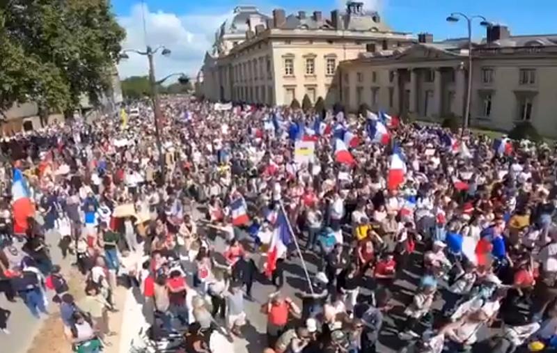 Protestele antirestricții șî antipașaport au continuat în Franța, Germania și timid în Canada