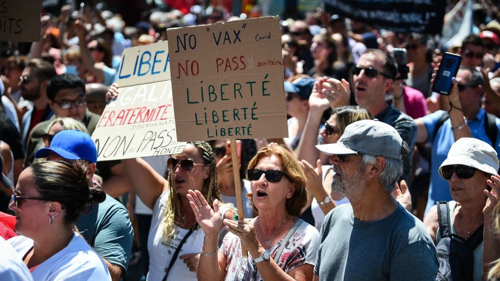 Proteste în Franța, Germania și Italia împotriva restricțiilor și pașapoartelor Covid