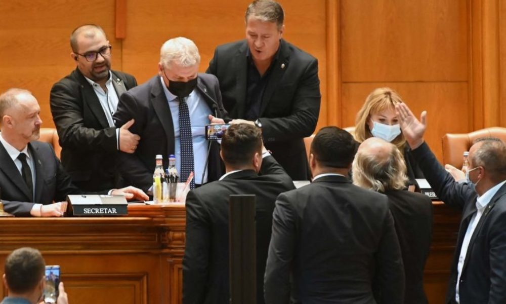 Care e legea în baza căreia parlamentarii AUR l-au săltat pe PNL-istul Florin Roman de la prezidiul Parlamentului?