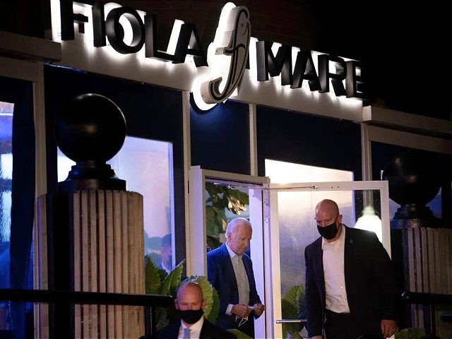 VIDEO: Joe Biden, prins fără mască la un restaurant, încălcând restricțiile