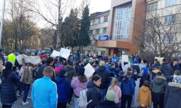 Protecția Copilului Suceava anchetează abuziv un protest al copiilor care își cer dreptul la educație