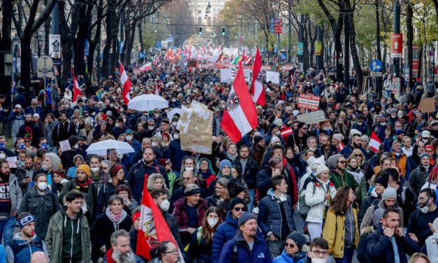 Europa se trezește: proteste în multe țări împotriva restricțiilor și pașapoartelor verzi
