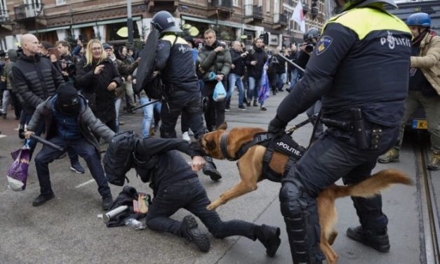 Violență extremă folosită de poliția olandeză la protestul împotriva restricțiilor din Olanda