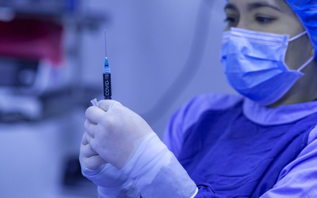 Japonia obligă Pfizer și Moderna să avertizeze utilizatorii vaccinurilor COVID asupra riscului de miocardită și pericardită