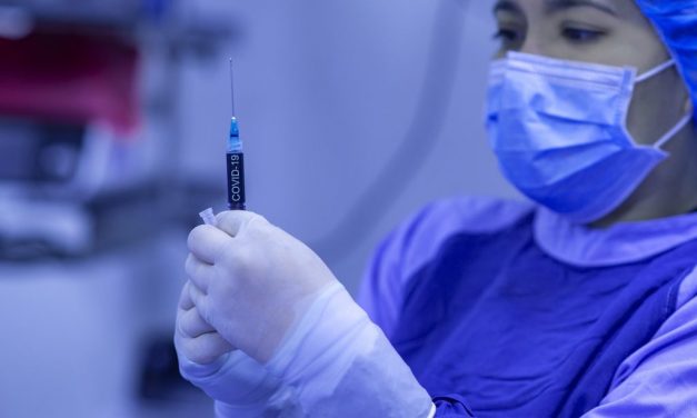 Japonia obligă Pfizer și Moderna să avertizeze utilizatorii vaccinurilor COVID asupra riscului de miocardită și pericardită