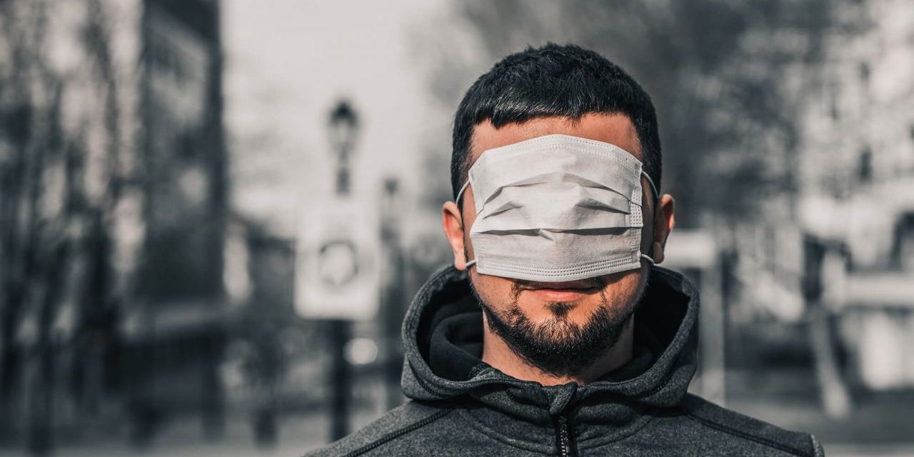 Simbolul protecției Covid: masca – una din marile afaceri ale pandemiei