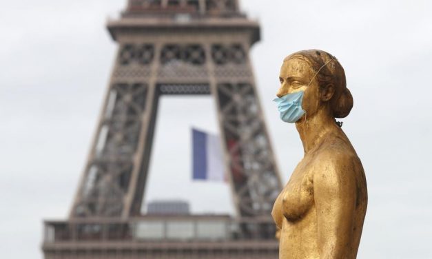 Purtarea obligatorie a măștii în aer liber, revocată de tribunalul administrativ din Paris