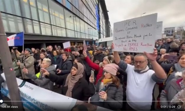 Video: Protestatarii francezi înconjoară sediul Pfizer scandând „Asasini”
