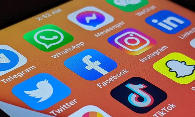 Twitter, Facebook nu interzic conturile criminalilor ruși, deși în rest cenzurează la greu