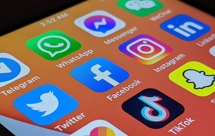 Twitter, Facebook nu interzic conturile criminalilor ruși, deși în rest cenzurează la greu