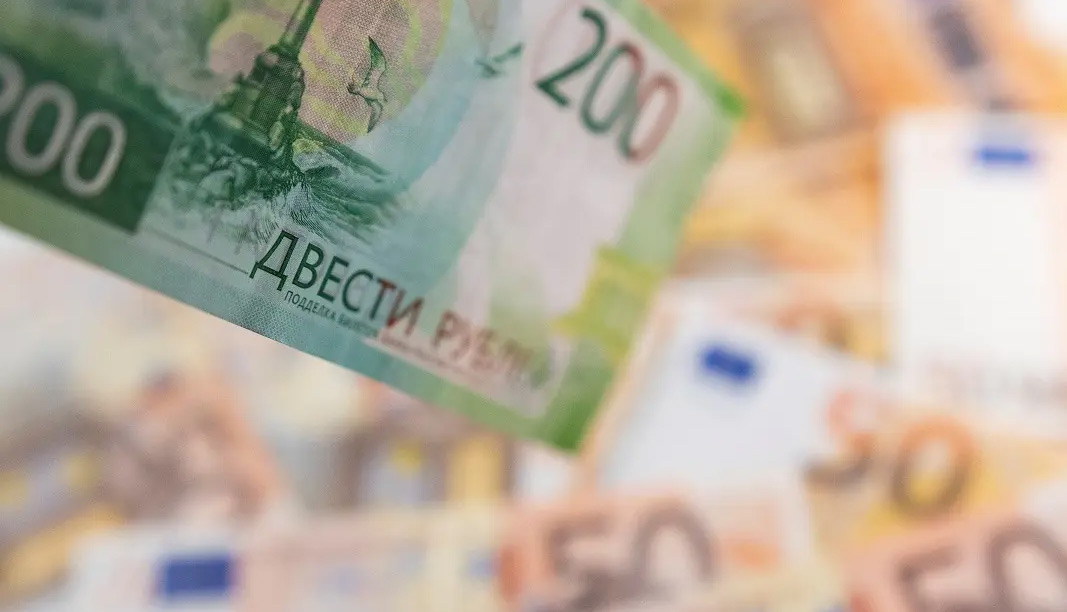 Funcționează sancțiunile? Rubla Rusiei se apropie de maximul din ultimii 7 ani în raport cu euro