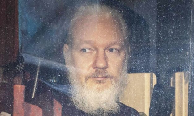 Assange eliberat? Da, dar asta nu este suficient