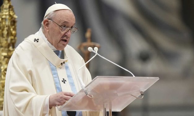 Papa Francisc laudă Ucraina „curajoasă” dar afirmă că războiul a fost „provocat”