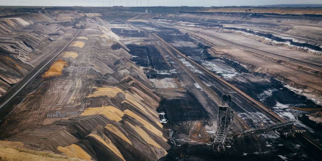 În timp ce România închide minele de cărbune, Germania demolează un parc eolian pentru a extinde o mină de lignit