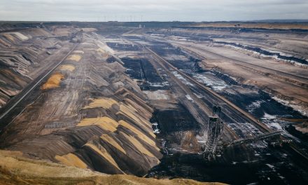 În timp ce România închide minele de cărbune, Germania demolează un parc eolian pentru a extinde o mină de lignit