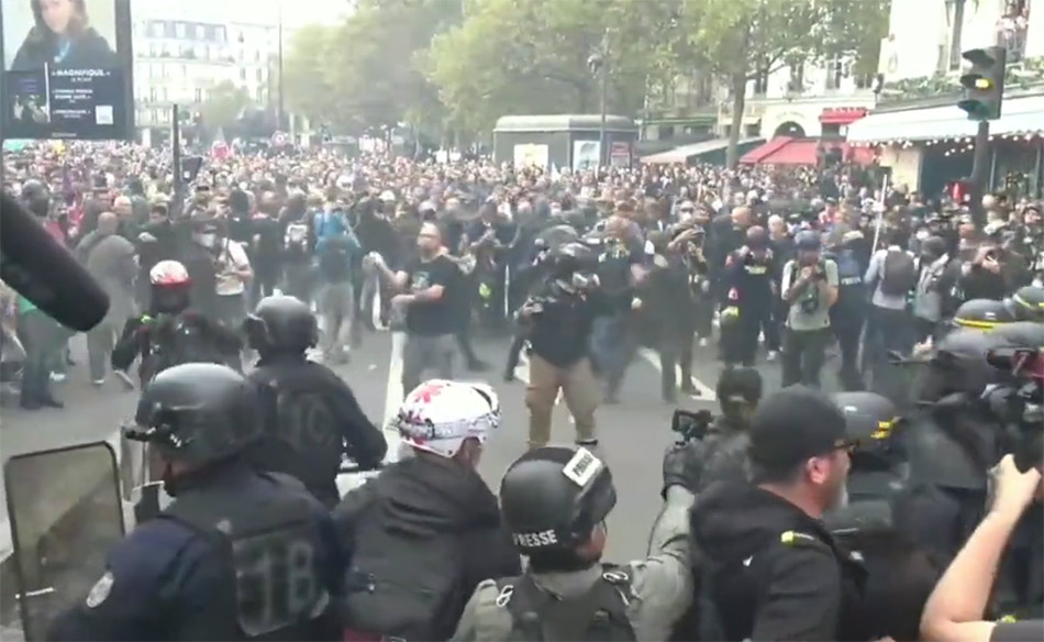 Zeci de mii de francezi au protestat împotriva creșterii prețurilor