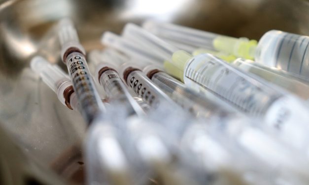 Critici neașteptate pentru campania „înșelătoare” de vaccinare cu doze booster