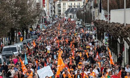 Protestele împotriva controversatei reforme a pensiilor din Franța continuă. Va ceda Macron?