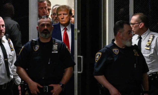 Trump este persecutat politic și pentru că intenționează pacea în Ucraina